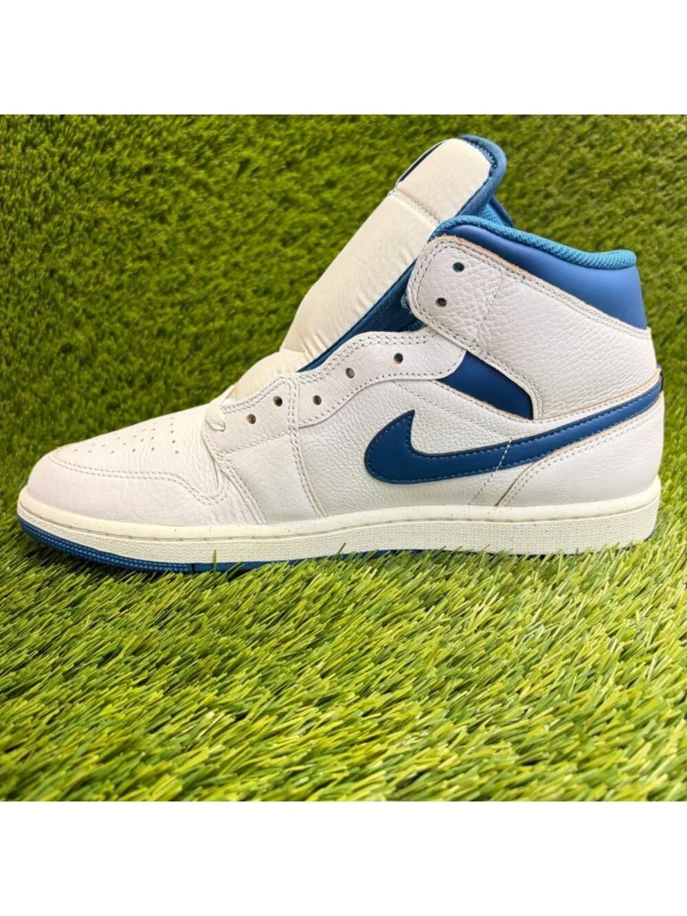 Nike Air Jordan 1 Mid SE Mens Size 10.5 White Blue Basketball Shoes Sneakers